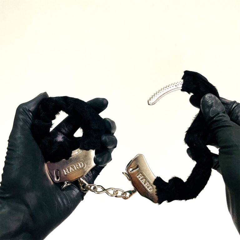 Algema de Metal Cromada com Pelúcia Preta e Chave - Imagem 4