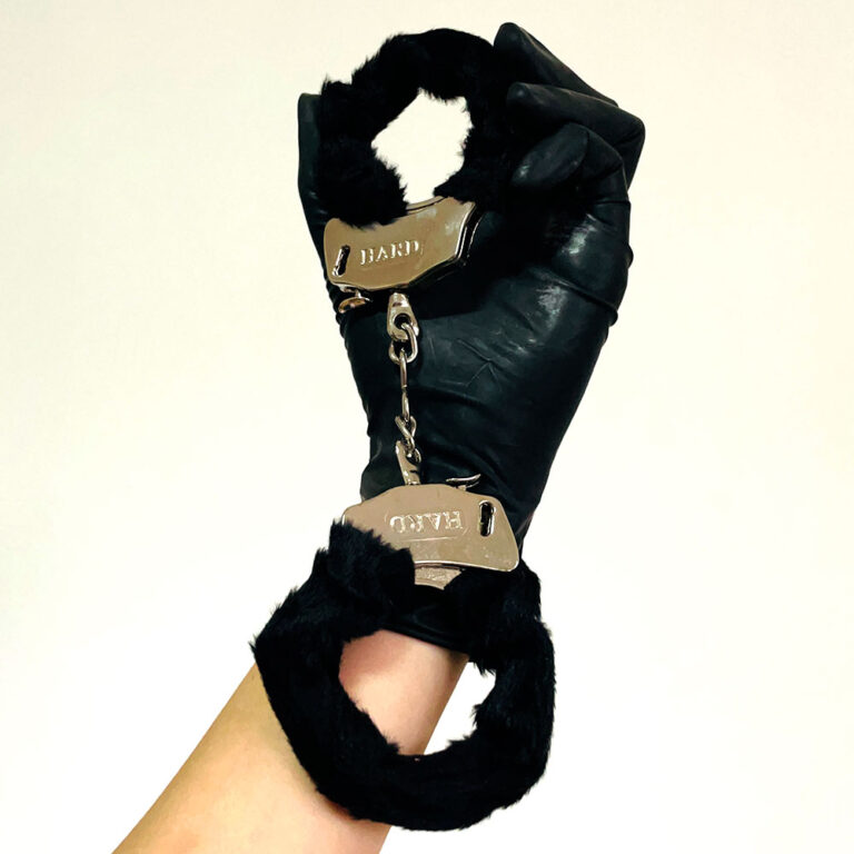 Algema de Metal Cromada com Pelúcia Preta e Chave - Imagem 5