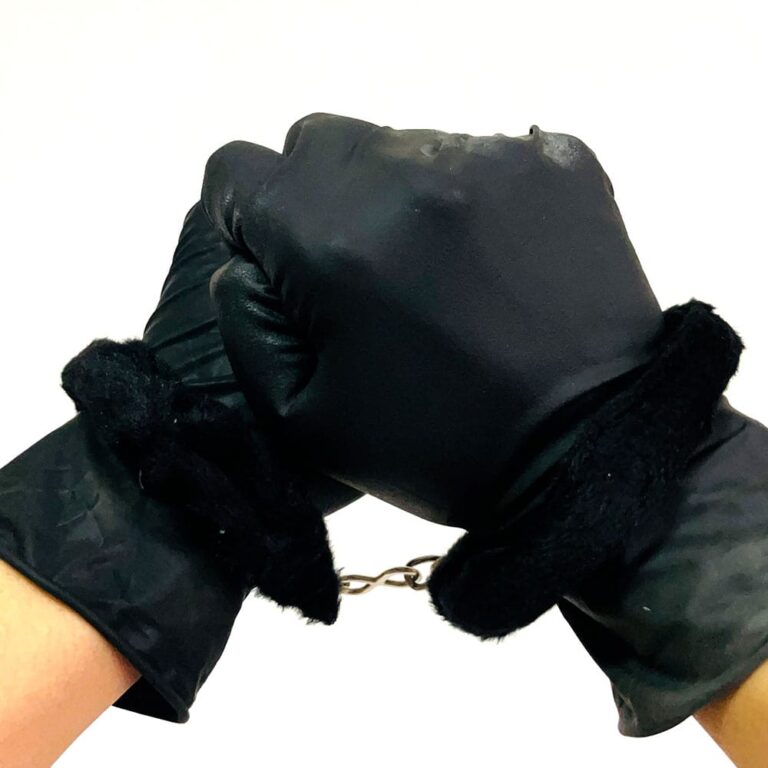 Algema de Metal Cromada com Pelúcia Preta e Chave - Imagem 6