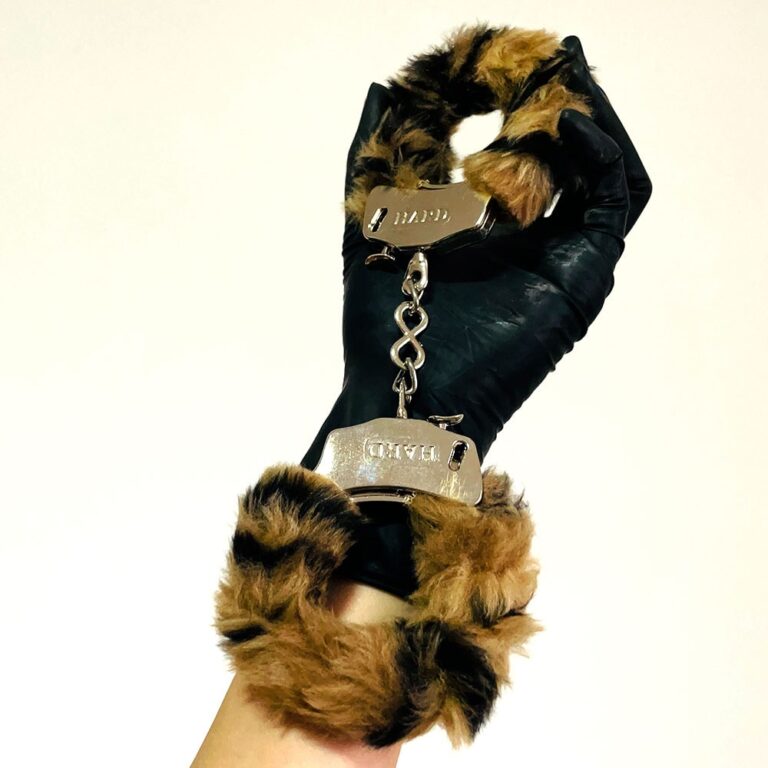 Algema de Metal Cromada com Pelúcia Tigresa e Chave - Imagem 5