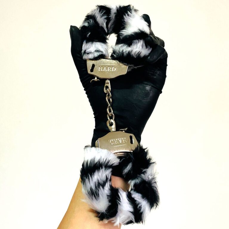 Algema de Metal Cromada com Pelúcia Zebra e Chave - Imagem 3